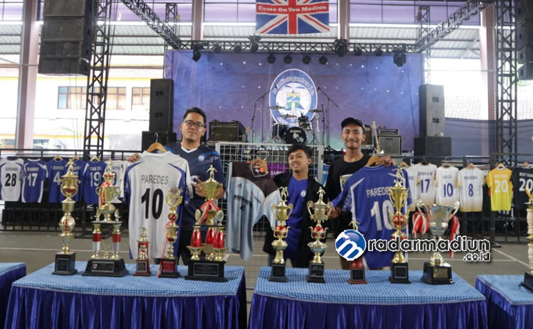BERSEJARAH: Ilham dan Antony memamerkan jersey Paredes, seorang pemain adalan MPFC kala itu. Andrian (tengah) dengan jersey MPFC saat menjuarai Liga KONI.