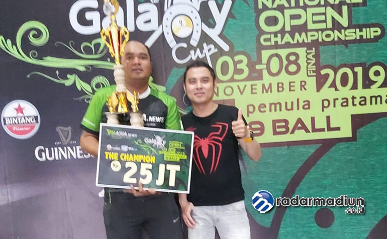 SANG JUARA: Meris Hinsons Galearry menunjukkan fotonya ketika berhasil menjuarai Galaxy Cup National Open Champions di Surabaya beberapa waktu lalu.