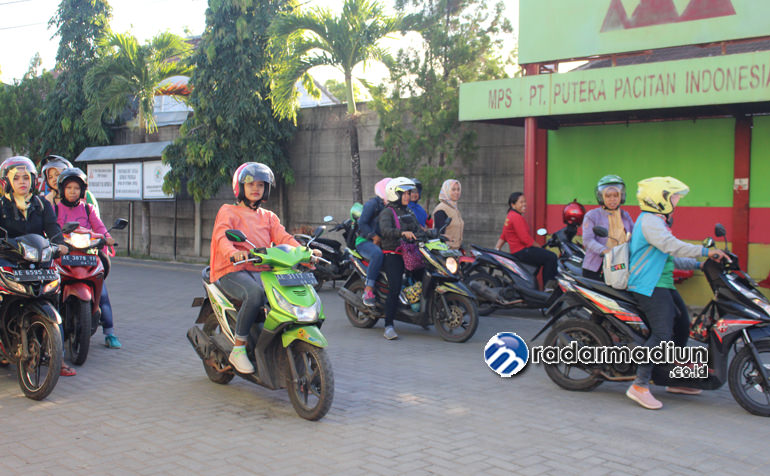 UPAH NAIK: Sejumlah pekerja pabrik di Pacitan selesai bekerja. SPSI setempat berharap UMK 2020 naik sekitar 10 persen.