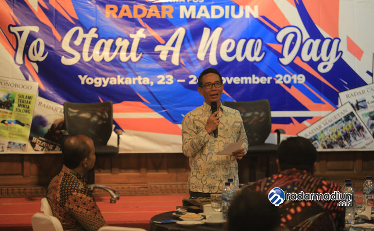 TO START A NEW DAY: Direktur Jawa Pos Radar Madiun Aris Sudanang memberikan motivasi kepada seluruh karyawan dalam rapat akhir tahun, Sabtu lalu (23/11).