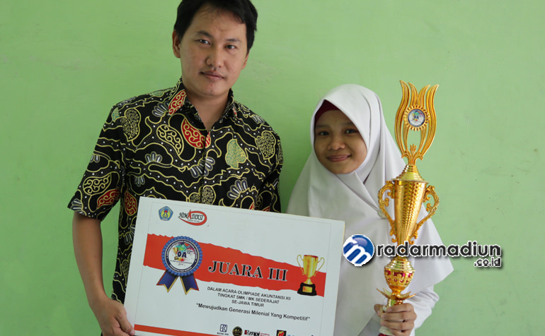 MONCER: Susi Kurniawati berpose bersama Joko Efendi, seorang guru pembimbingnya.