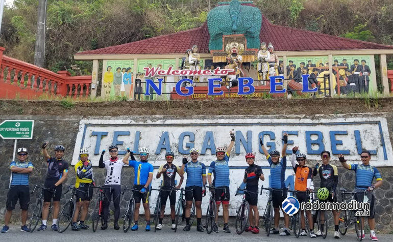 TANTANGAN: Beberapa cyclist berusaha menaklukkan tanjakan menuju ke Telaga Ngebel.