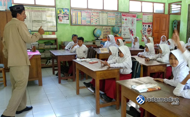 DIDIK SISWA: Salah seorang guru tengah mengajar di salah satu SD di Ngawi.