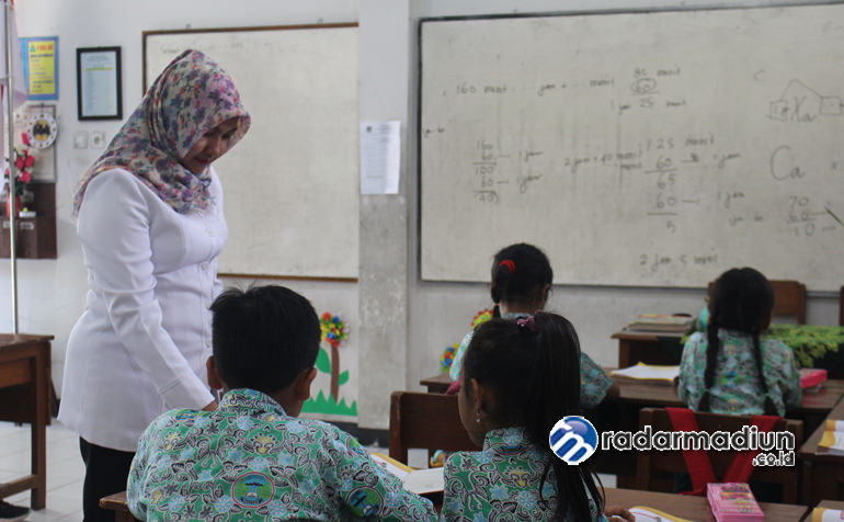 AJARKAN ILMU: Salah seorang guru dalam KBM di Pacitan.