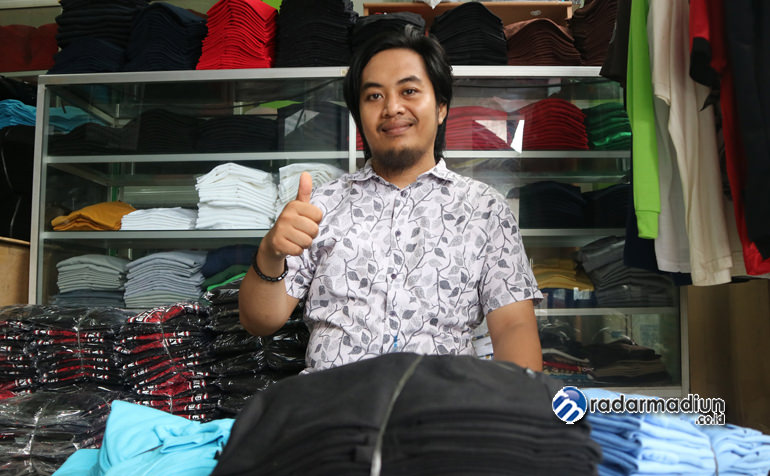 PENGUSAHA MUDA: Hari Eshadi mulai berbisnis sablon dari nol.