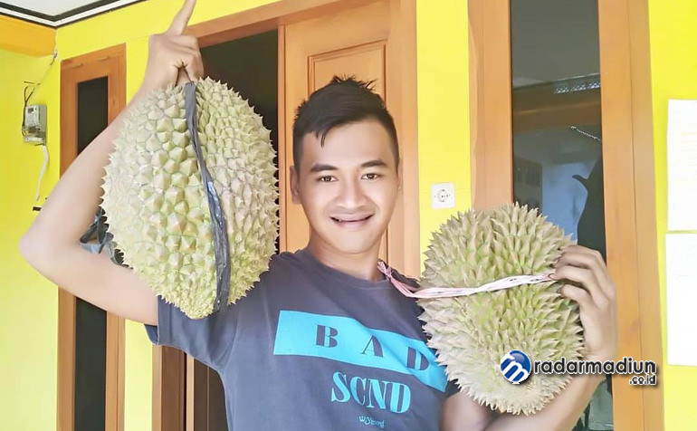 TEROBOSAN: Himawan Guntoro memelopori penjualan satu pintu durian hasil penanaman dan perawatan warga Desa Giriharjo, Ngrambe.