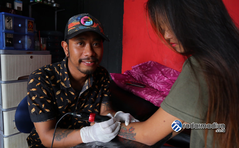 TELATEN: Arif Prianto alias Ben telah satu dekade menggeluti dunia merajah tubuh.