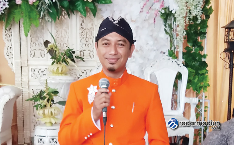 OTODIDAK: Meski kliennya sudah merambah luar pulau, Dino tak pernah berhenti belajar.