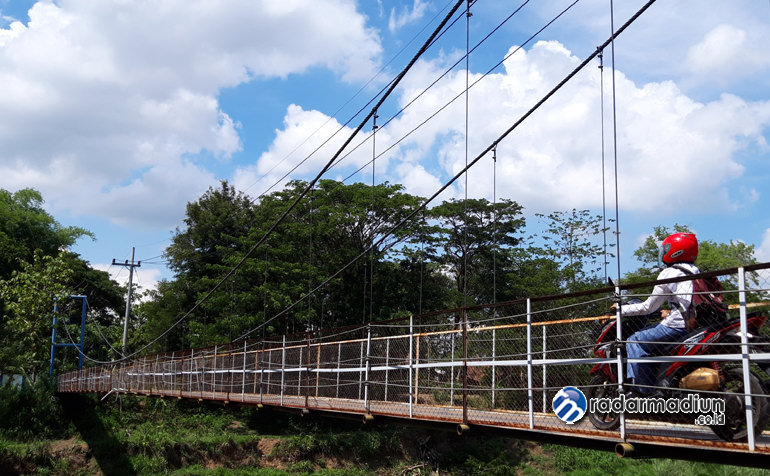 VITAL: Jembatan gantung di Desa Lengkong, Kecamatan Sukorejo, penting sebagai penghubung antardesa.