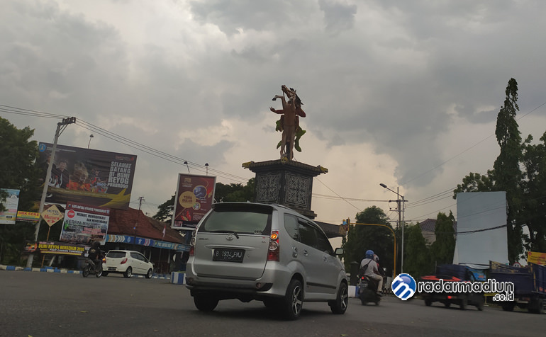 FENOMENA METEOROLOGI: Awan gelap menggelayut di atas langit Ponorogo Migngu (29/12).