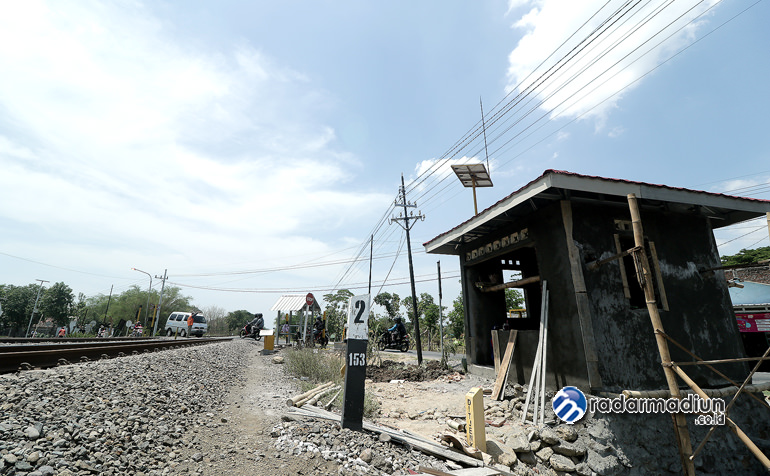 PERANTI PENGAMAN: Pembangunan pos jaga di perlintasan kereta api tanpa palang pintu Desa/Kecamatan Wonoasri. Proyek itu ditarget selesai sebelum 20 Desember nanti.