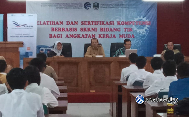 MELEK TEKNOLOGI: Bupati Magetan Suprawoto saat memberikan arahan kepada peserta pelatihan dan sertifikasi bidang TIK bagi angkatan kerja muda.