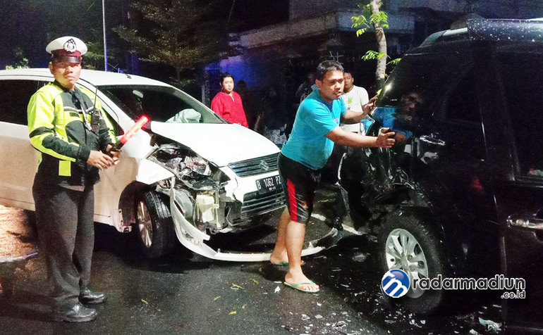 RINGSEK: Dua mobil di tengah jalan dan satu terparkir di tepi jalan bertumburan seusai diguyur hujan, Rabu malam (18/12). 