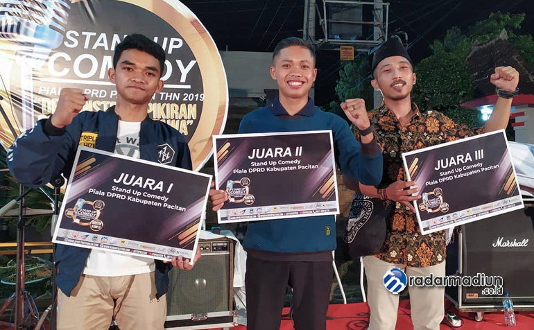 BERBAKAT: Yoga Pangestu (paling kiri) memamerkan piala juara I lomba stand-up comedy DPRD Cup beberapa waktu lalu.