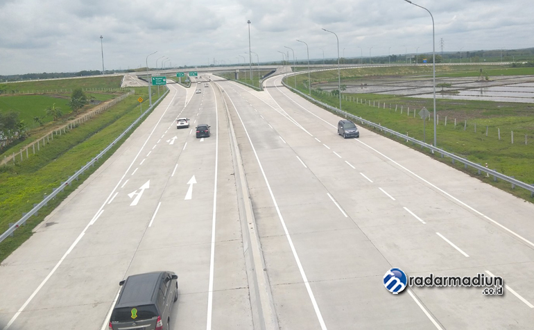 LEBIH DARI 100 KILOMETER: Kondisi jalan yang lengang membuat pengendara di tol Soker cenderung memacu lebih kencang kendaraannya.
