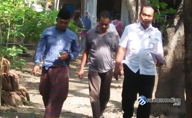 MODUS: Dua pelaku pencurian berkedok menjual kalender diamankan perangkat Desa Gontor, Mlarak, Selasa (14/1).