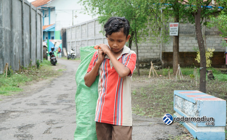 KAKAK HEBAT: Exel memulung setiap pulang sekolah dan seringkali baru pulang lewat malam.