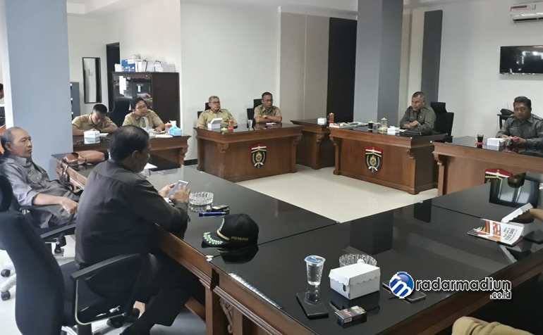 DIMINTA SEGERA: Suasana rapat Komisi I DPRD Ngawi dengan OPD terkait membahas mengenai rencana pembatalan alih status Desa Beran.
