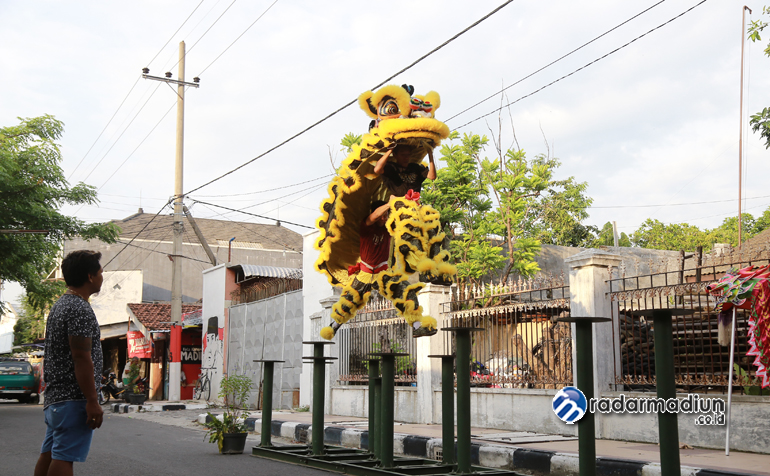 ATRAKTIF: Kelompok Xia Dragon Lion Dance Assosiation Madiun berlatih di Jalan Barito Senin sore (20/1).