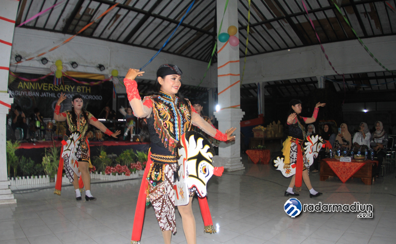 ASLI PONOROGO: Tarian pembuka diskusi Paguyuban Jathil Obyok, Sabtu (18/1).