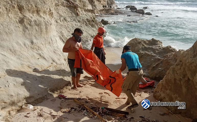 EVAKUASI: Petugas BPBD Pacitan dan relawan mengevakuasi jasad Mr X di Pantai Ngiyunan, Widoro, Donorojo