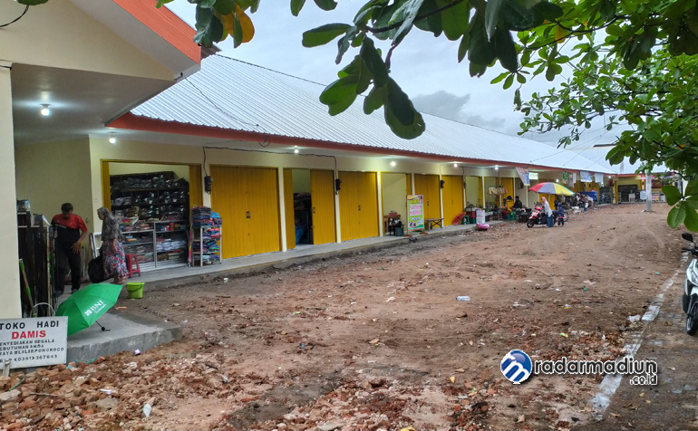 TIDAK MEPET JALAN: Wajah baru Pasar Mlilir setelah 26 kios yang mepet jalan dirobohkan.