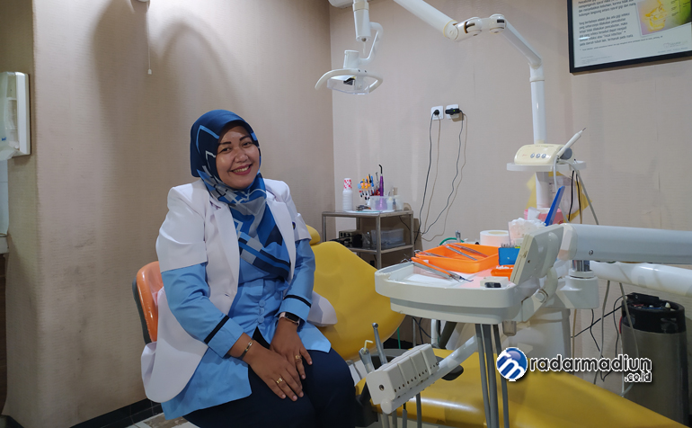 PROSES PANJANG: Enti Isnarni di sela praktik di RSU Aisyiyah Selasa (7/1).