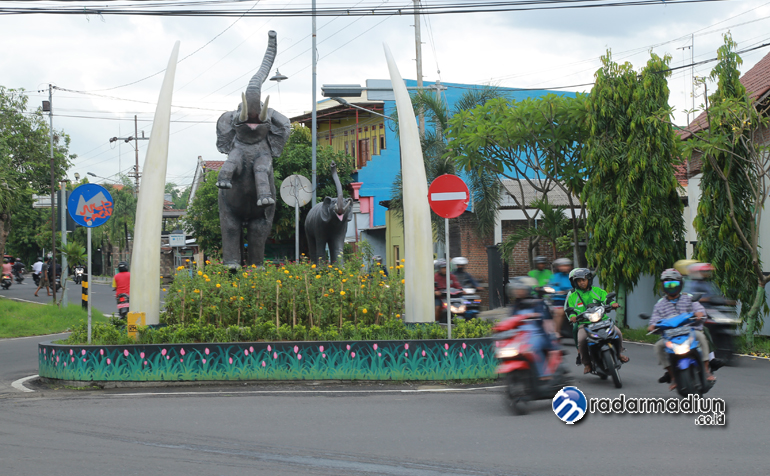 WAJAH BARU: Patung gajah di pertigaan Jalan Kalimasodo, Josenan, Taman, bertambah satu.