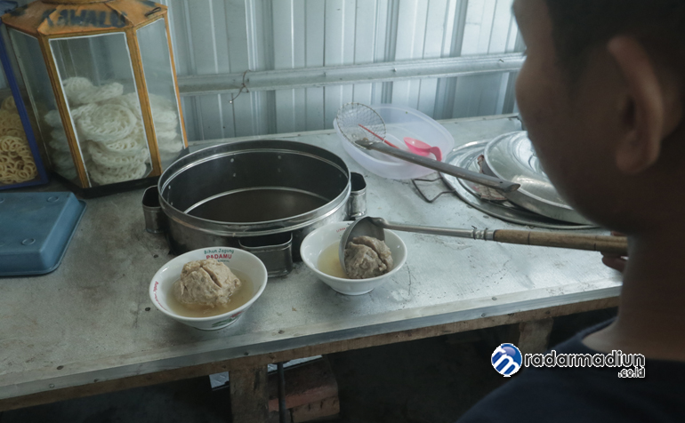 ISU TAK SEDAP: Semangkuk bakso warung Sugeng Riyadi. Makanan itu viral di dunia maya karena tudingan berbahan daging tikus.
