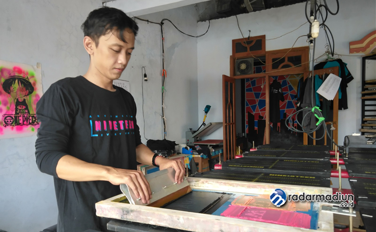KREATIF: Adi Baskoro telaten menjalankan usaha sablon dan konveksinya.