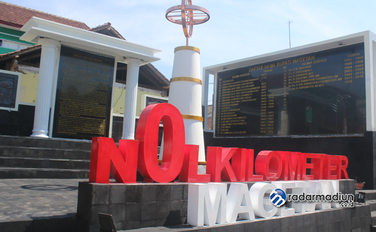 INCORRECT: Nama Bupati Magetan ke-23 Soedarmono hanya ditulis sekali di tugu nol kilometer. Padahal, dia menjabat dua periode. Sedangkan Sumantri ditulis dua kali.