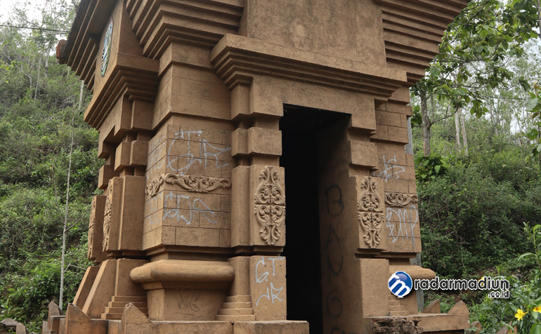 BIKIN KOTOR: Tugu perbatasan antarprovinsi di Desa Cemeng, Kecamatan Donorojo, menjadi sasaran tindak vandalisme.