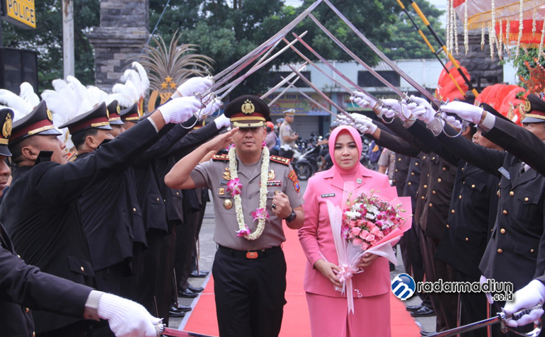 BERGANTI NAKHODA: Kapolres Madiun AKBP Eddwi Kurniyanto dan Kapolres Tuban AKBP Ruruh Wicaksono ketika sertijab di Mapolres Madiun.