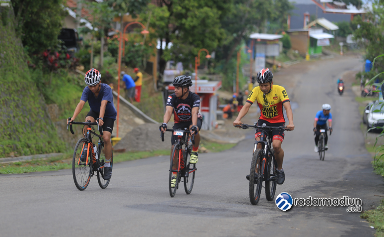 NGOS-NGOSAN: Para cyclist ketika menaklukkan rute tanjakan Dungus–Kare saat first anniversary IRCC pada Sabtu lalu (22/2).