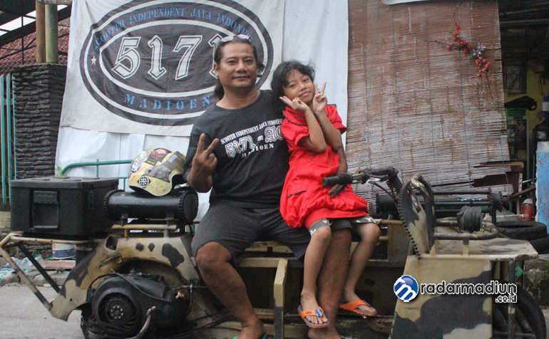 PENGGILA VESPA: Bobby Bastia Yudha dan anaknya berpose dengan vespa ekstrem.