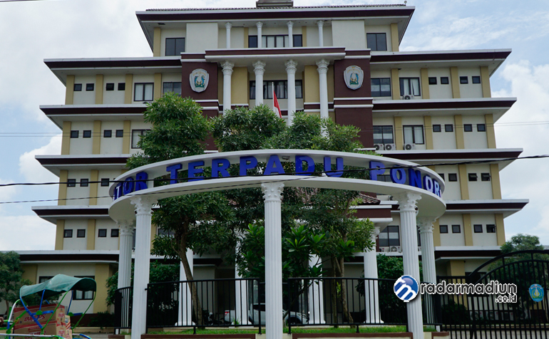 MENDESAK DITANGANI: Sejumlah bagian Gedung Terpadu Pemkab Ponorogo dinilai rawan dan perlu banyak perbaikan.