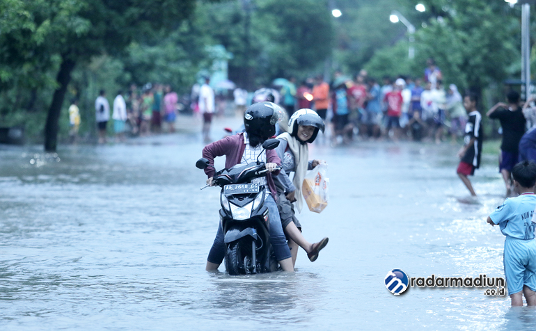 SUDAH EMPAT KALI: Sejumlah pengendara nekat menerjang banjir luapan di Desa Ngadirejo, Wonoasri, Rabu (19/2).
