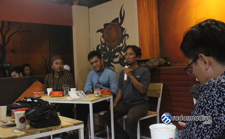 GAYENG: Suasana diskusi tentang menilik ulang Jawa dan Islam di sebuah kedai Jalan Salak.
