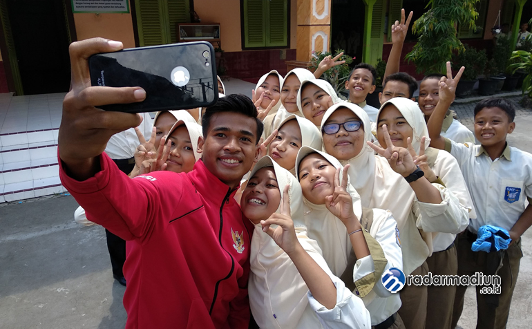 PUTRA DAERAH: Irfan Jauhari di sela kegiatannya memberikan kelas inspirasi di SMPN 1 Ngawi Rabu (12/2).