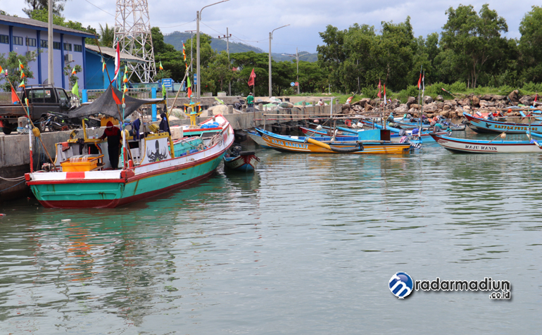 NAIKKAN JANGKAR: Beberapa nelayan tengah menyiapkan peralatan sebelum berangkat melaut di dermaga Tamperan.
