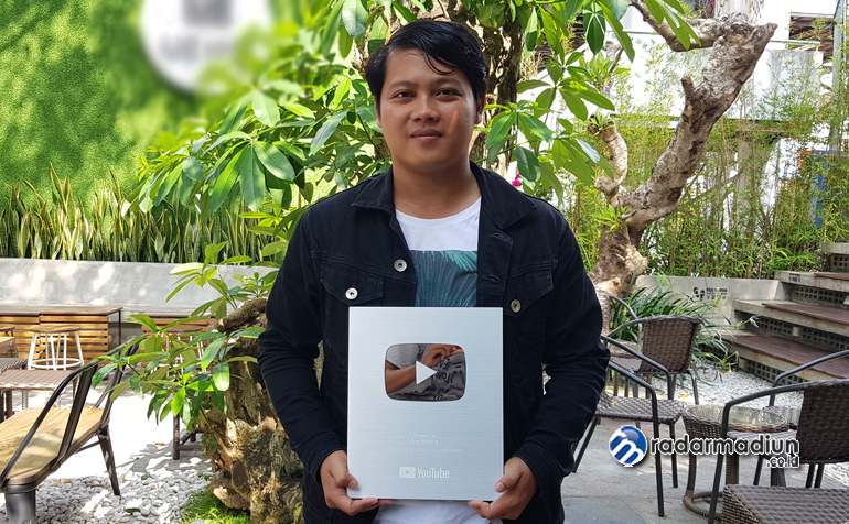 PENGAKUAN: Ayis Nurhidayat foto dengan penghargaan silver play button yang diterima dari YouTube November tahun lalu.