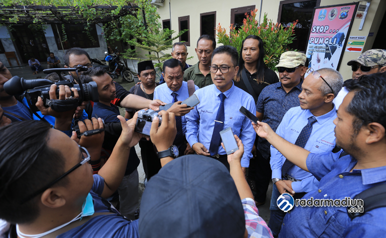 UU ITE: Arief Purwanto menyerahkan surat kuasa dan pengaduan serta bukti awal ke Mapolres Madiun Kota, Sabtu (7/3).