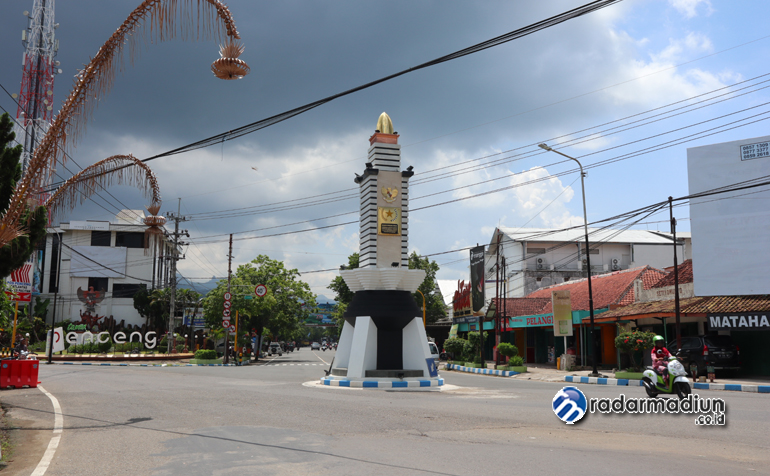 IKONIK: Penampakan tugu PPN di Perempatan Penceng, Pacitan, Minggu (1/3). Kelanjutan pembangunan ikon Pacitan itu dihentikan 2020 ini lantaran rasionalisasi anggaran.