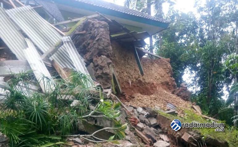 SUDAH UZUR: Talut SDN 1 Gondang, Nawangan, Pacitan, ambrol, tak kuat menahan derasnya hujan.