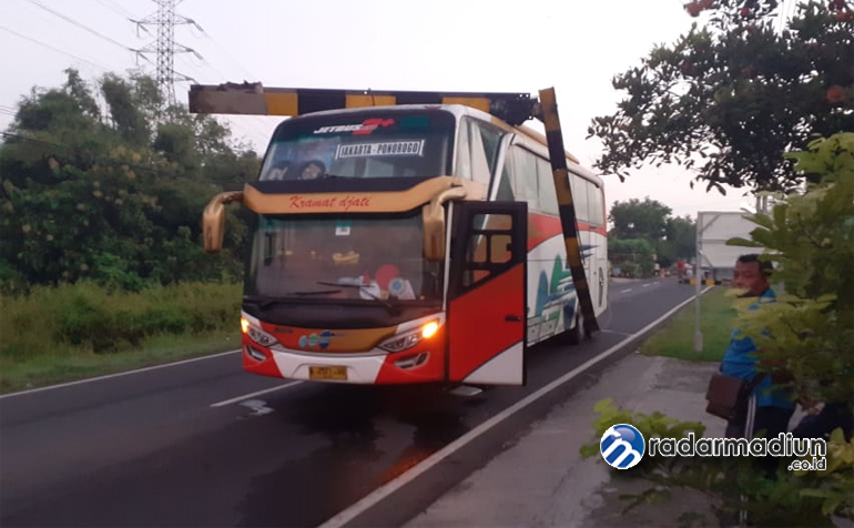AMBRUK LAGI: Portal besi yang terpasang di Jalan Raya Munggut diterjang bus Kramat Jati Kamis (23/4).