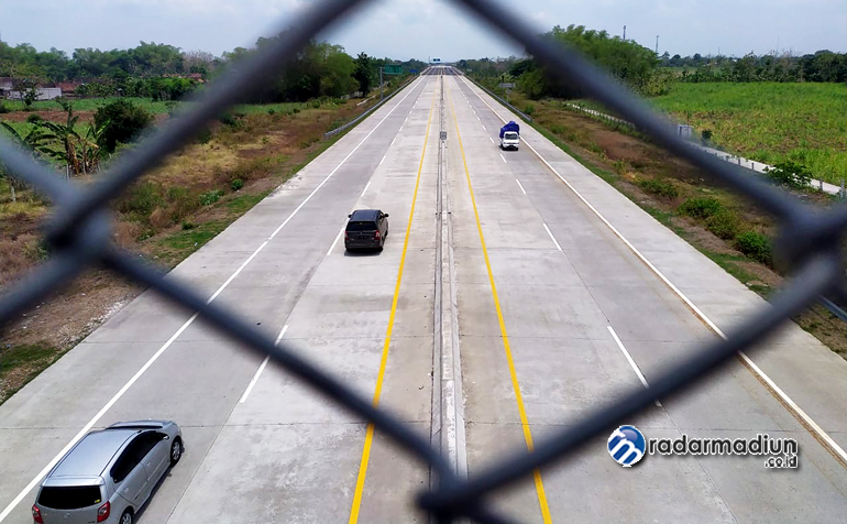 Kendaraan yang melaju di atas kecepatan 120 km/jam di jalan tol bakal dikenal e-tilang per 1 April 2022. (R BAGUS RAHADI/RADAR MADIUN)