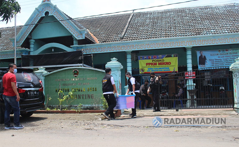 RASUAH: Polisi ketika menggeledah kantor Desa Kaligunting tahun lalu untuk menyelidikan dugaan kasus korupsi yang dilakukan oleh mantan kades setempat. (DOK RADAR MADIUN)
