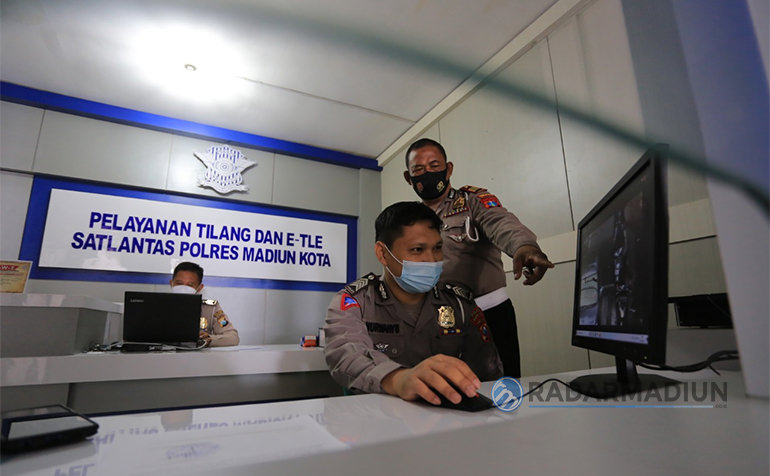 ETLE: Satlantas Polres Madiun Kota memeriksa perangkat ETLE. (DOKUMEN RADAR MADIUN)