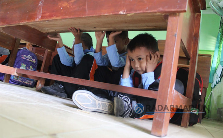 DOK RADAR MADIUN / Pelajar di Pacitan ketika mengikuti pelatihan menghadapi gempa besar yang disertai gelombang tsunami pada beberapa waktu lalu.