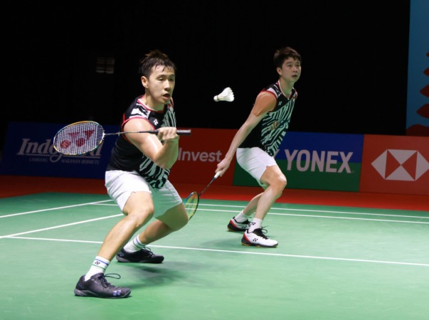 Marcus Fernaldi Gideon/Kevin Sanjaya Sukamuljo saat menghadapi ganda Korea, Choi Sol Gyu/Kim Won Ho, Kamis (25/11). (Humas PBSI)